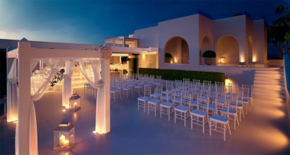 Between the view of Santorini, the volcano, and perhaps the most magical sunset in Greece : your wedding day