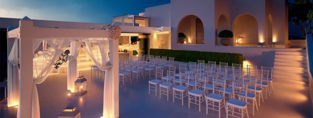 Between the view of Santorini, the volcano, and perhaps the most magical sunset in Greece : your wedding day