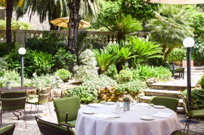 A Secret Garden for a Romantic Dinner