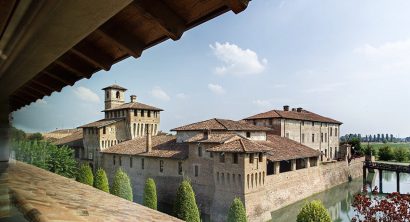 A perfect wedding destination with a unique view of a wonderful castle!