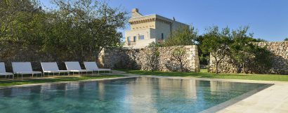 Bienvenu(e)s dans la fabuleuse Masseria Salento, un lieu moderne et luxueux !