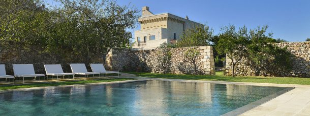 Bienvenu(e)s dans la fabuleuse Masseria Salento, un lieu moderne et luxueux !