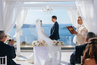 Entre la vue sur Santorin, le volcan, et sûrement le coucher de soleil le plus magique de Grèce : votre mariage