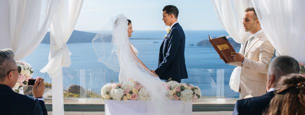 Entre la vue sur Santorin, le volcan, et sûrement le coucher de soleil le plus magique de Grèce : votre mariage