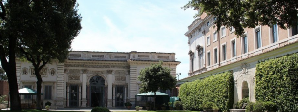 Un Chateau Incroyable Elevé Sur Une Colline